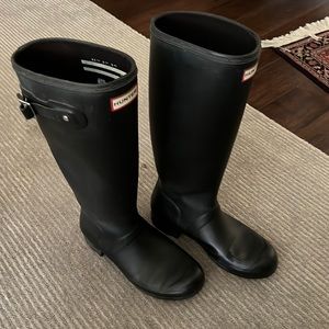 Classic hunter rain boot lightly used like new. Size 8.